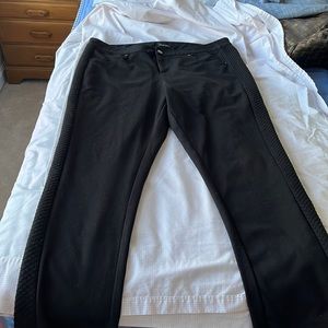 5 for $25 Women’s Focus 2000 black pants. Soft and flattering. Good condition.